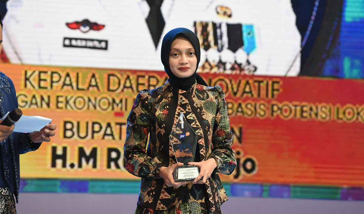 Wali Kota Kediri usai menerima penghargaan. Foto: Ist