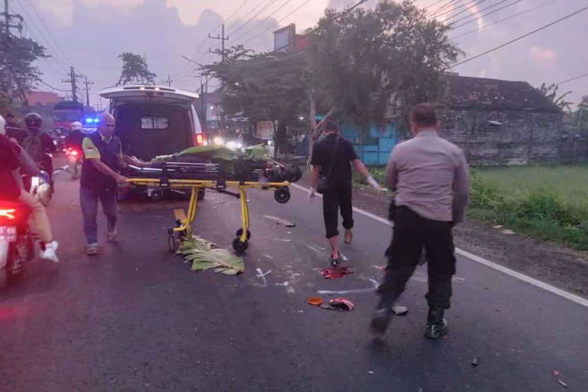 Anggota kepolisian saat mengevakuasi korban kecelakaan yang berada di ruas Jalan Desa Banjarsari, Kecamatan Creme, Gresik.