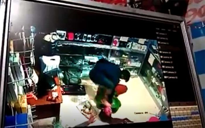 Cuplikan video yang beredar dan viral di medsos. Tampak sang laki-laki tengah menginjak kepala korban yang tak lain adalah kekasihnya sendiri.