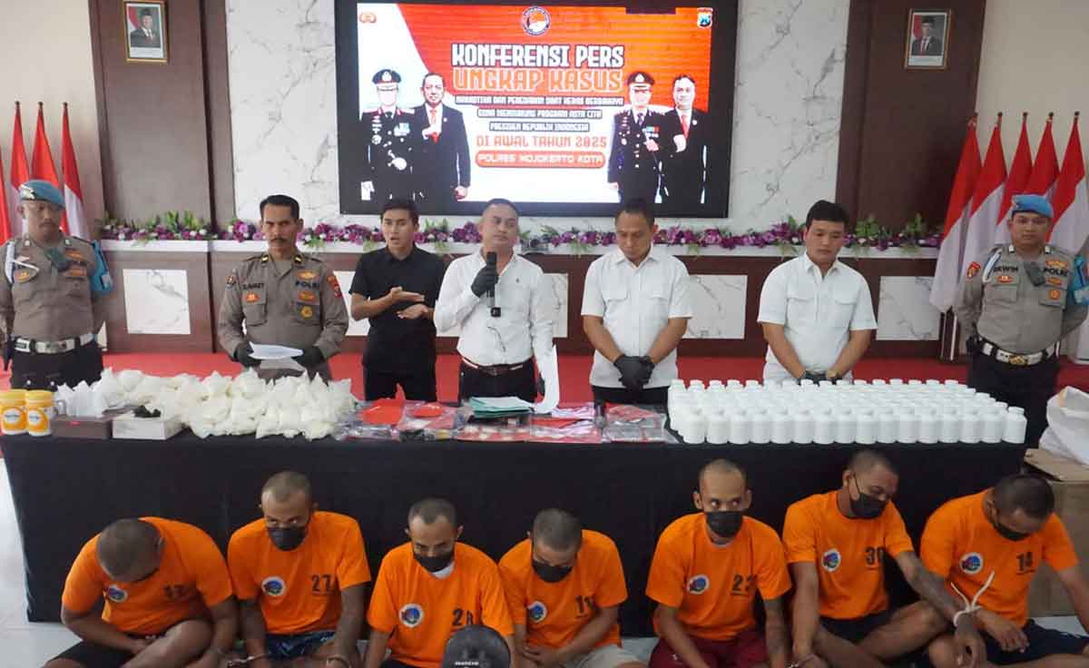 Konferensi pers ungkap kasus narkoba di Mapolres Mojokerto.