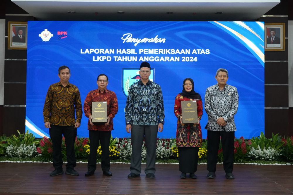 Wakil Bupati Dewi Mariya Ulfa saat menerima LKPD dari Plh. Kepala BPK RI Perwakilan Jawa Timur Ayub Amali (tengah). (Ist). 
