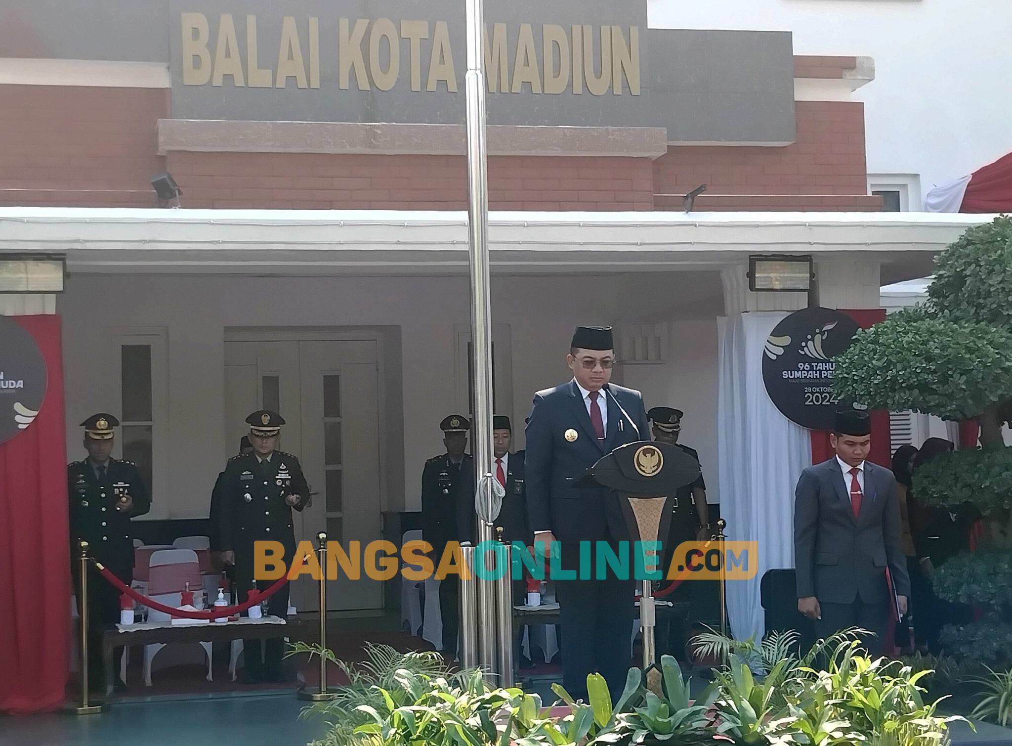 Pj Wali Kota Madiun, Eddy Supriyanto saat memimpin upacara Hari Sumpah Pemuda ke-96 di Balai Kota Madiun. Foto: Hendro Suhartono/BANGSAONLINE