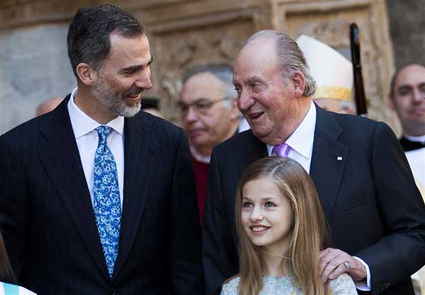 Foto yang diambil pada tanggal 1 April 2018, Raja Felipe VI dari Spanyol berdiri dengan ayahnya, mantan Raja Juan Carlos I (kanan) dan salah satu putrinya, Putri Leonor, ketika mereka tiba dengan anggota keluarga kerajaan lainnya untuk menghadiri Paskah tradisional. Misa Kebangkitan Minggu di Palma de Mallorca. foto: AFP
