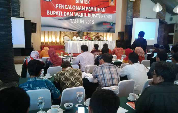 Para anggota PPK saat mengikuti Bimtek tentang pencalonan Bupati dan Wakil Bupati Kediri. (foto: arif kurniawan/BANGSAONLINE)