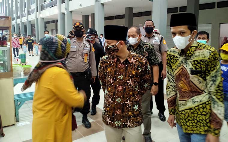 Bupati Arifin (batik coklat) dan Wabup Syah Natanegara (batik hijau) saat membuka operasional Pasar Pon Trenggalek. foto: Herman/ BANGSAONLINE.com