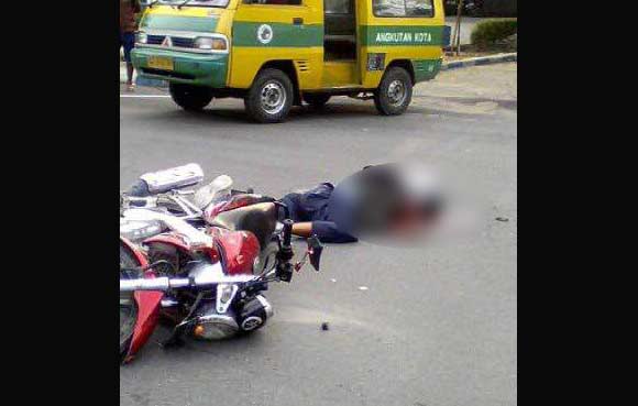 Kondisi korban sebelum dievakuasi usai tersenggol truk.  foto: HENDRO/ BANGSAONLINE