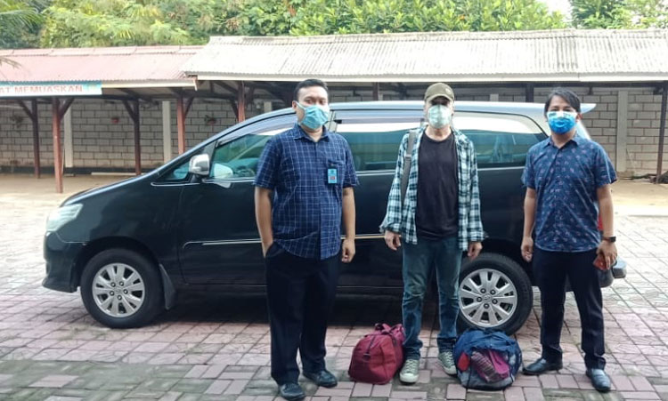 BHA (tengah), WN Turki tampak sudah berkemas untuk segera dideportasi.  
