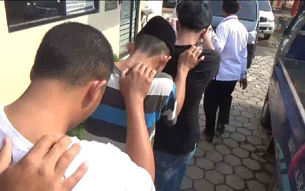 Para pelaku saat digelandang polisi.