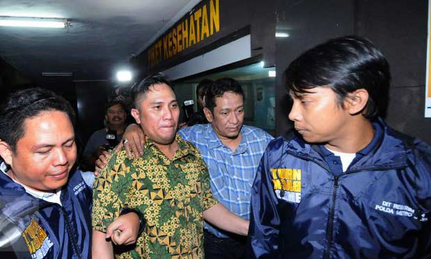 Anggota DPR dari Fraksi PPP Fanny Safriansyah alias Ivan Haz (baju batik) ditahan Polda Metro Jaya atas dugaan kasus penganiayaan terhadap pembantunya, Senin (29/2) malam. 