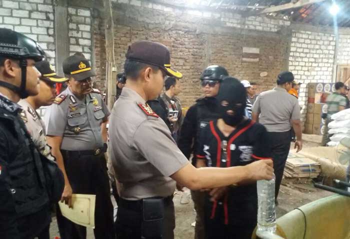 Kapolres Bojonegoro AKBP Wahyu Sri Bintoro saat memimpin penggerebekan.