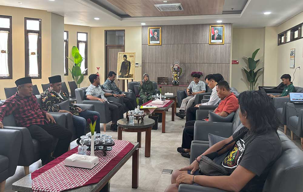 UPT Perpustakaan Nasional Proklamator Bung Karno saat melakukan pertemuan dengan manajemen video klip "Iclik Cinta".