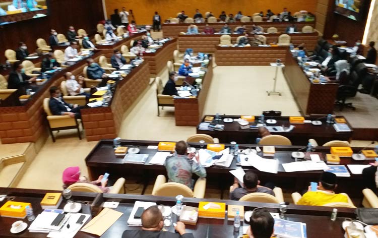 Anggota Komisi V DPR RI saat Rapat Dengar Pendapat (RDP) dengan Kemenhub dan KemenPUPR, Kamis (10/9/20).