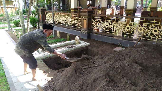 Makam Nyai Lily Wahid di pemakaman keluarga Pesantren Tebuireng Jombang telah seleai digali, Selasa (10/5/2022). Foto: Aan Amrullah/BANGSAONLINE.com