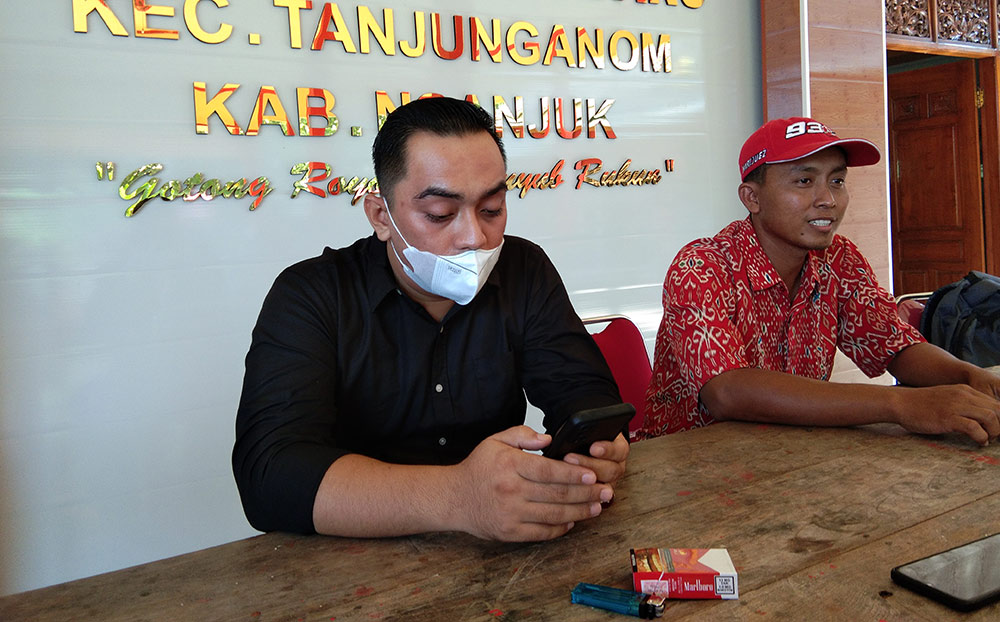 Kepala Desa Kampung Baru Susilo, bersama Kasun Takat Suharno saat memberikan klarifikasi. foto: BAMBANG/ BANGSAONLINE