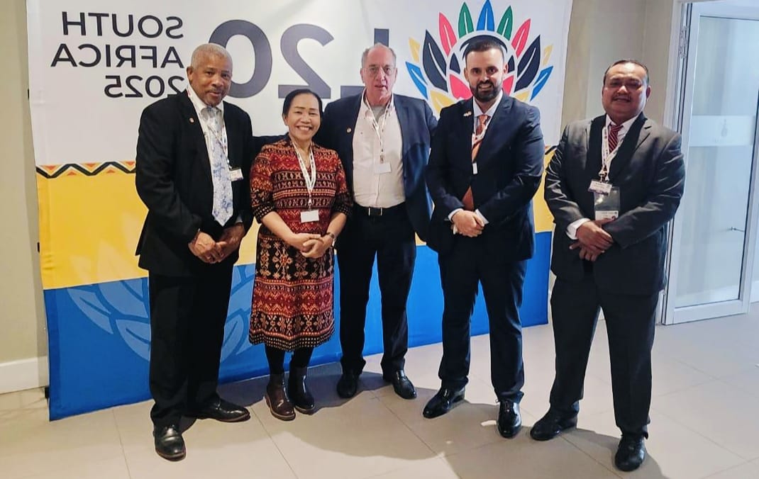 William Yani Wea, Ketua Umum SP IMPPI bersama Elly Rosita Silaban Presiden KSBSI dan delegasi L20 Summit 2025 di Afrika Selatan. foto: istimewa.