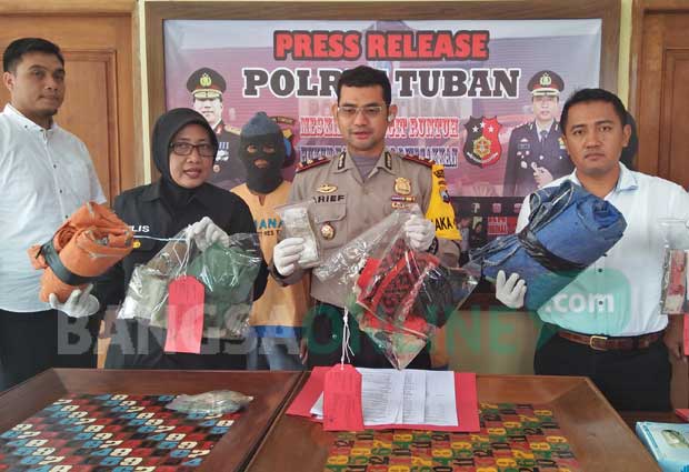 Wakapolres Arief Kristanto menunjukkan uang dan beberan untuk judi
gelundungan. foto: GUNAWAN WIHANDONO/ BANGSAONLINE