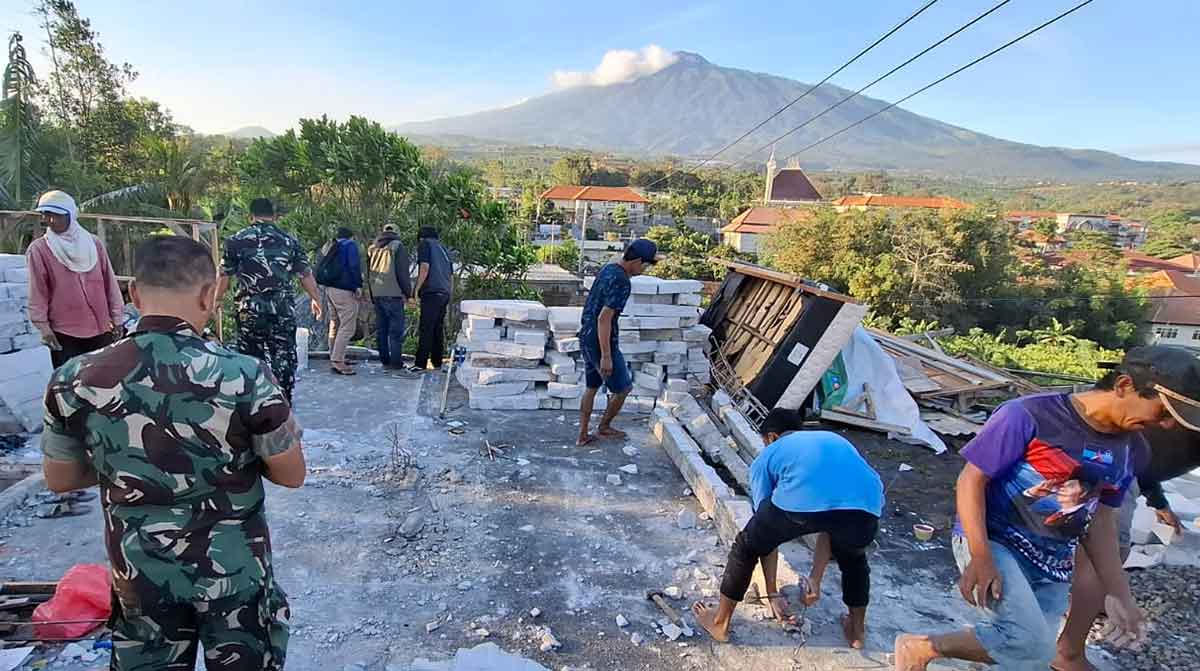 Atap rumah warga yang roboh akibat kencang di Kota Batu.