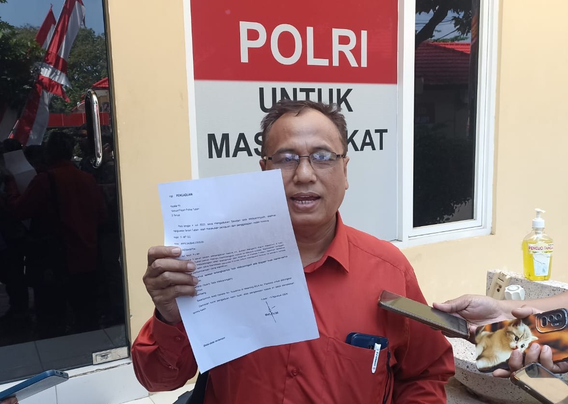 Muh Fuad saat menunjukan berkas laporan kepada awak media di Mapolres Tuban