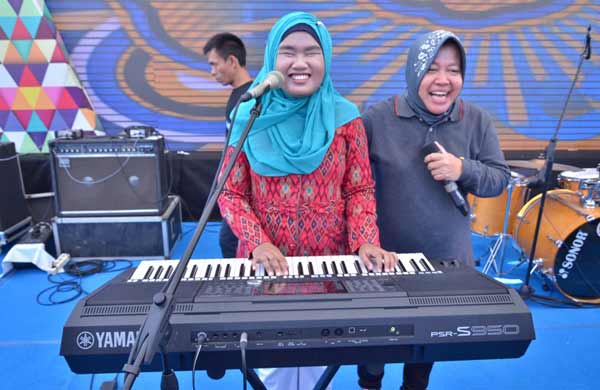 Risma bersama dengan salah satu anak berkebutuhan khusus.