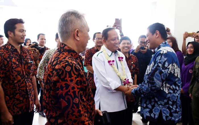 Wali Kota Kediri Abdullah Abu Bakar saat menyambut Menristekdikti M. Nasir.