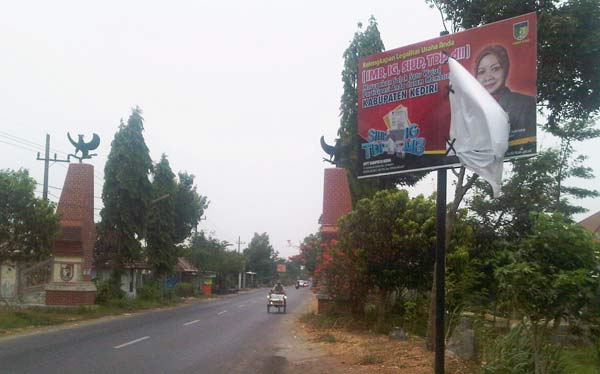 Kain penutut mantan Bupati Haryanti dalam sebuah papan reklame yang lepas. foto: dendi martoni/BANGSAONLINE