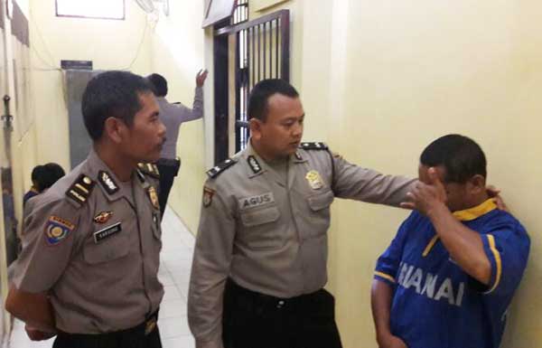 Tersangka kurir sabu saat diamankan petugas.