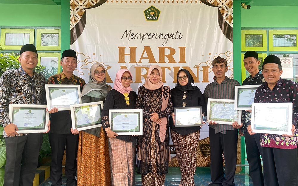 Kepala Kemenag Tuban, Umi Kulsum (tengah), saat foto bersama dengan penerima penghargaan ASN Inspiratif pada momen Hari Kartini 2026.