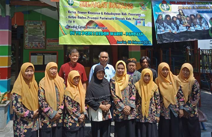 Hartini, Kepala Sekolah TK PGRI 2 Kebonwaris bersama para guru.