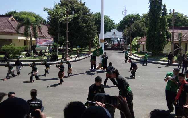 Sejumlah pendekar Pagar Nusa telah menampilkan beberapa atraksi. foto: suwandi/ BANGSAONLINE