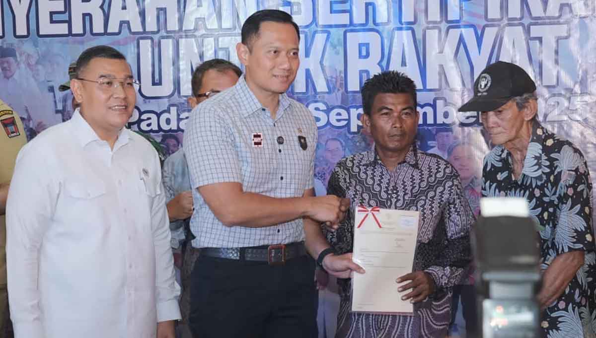 Penyerahan sertifikat tanah untuk rakyat di KAN Kuranji, Kota Padang.