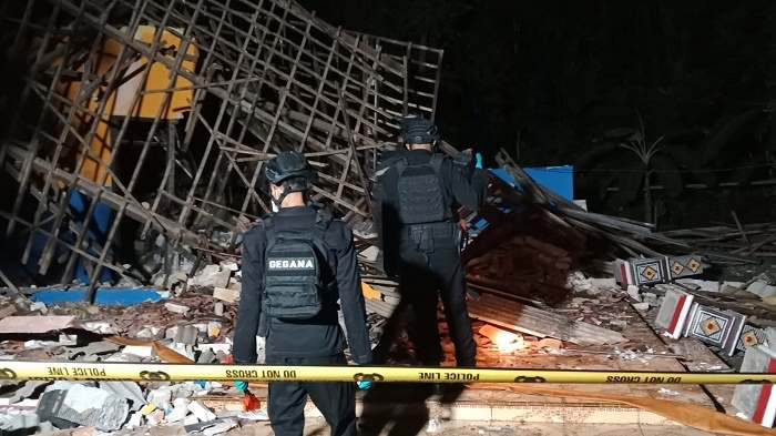 Tim Gegana Polda Jatim saat melakukan penyisiran lokasi ledakan.