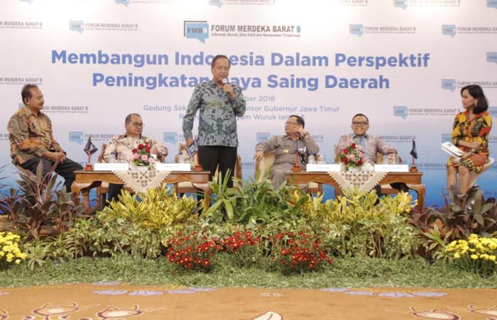 Menristekdikti Mohammad Nasir saat menjadi narasumber di Diskusi Media Forum Merdeka Barat (FMB) 9 di Gedung Pemprov Jatim, Kamis (22/11/2018). foto: YUDI A/ BANGSAONLINE