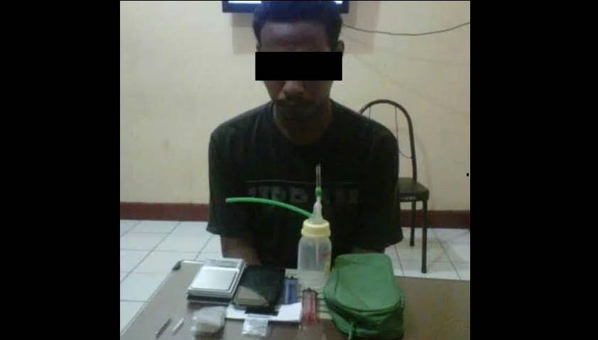 Pelaku bersama barang bukti sabu. foto: ekoyono/ BANGSAONLINE