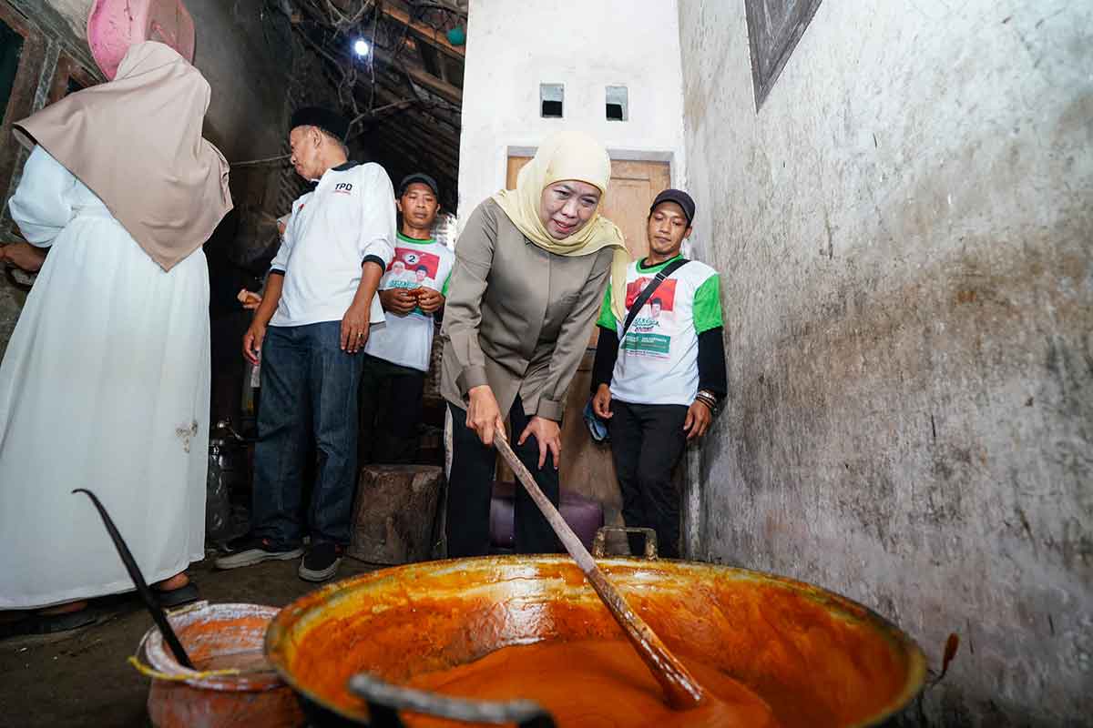 Kunjungi Rumah Industri Gula Merah di Candipuro Lumajang, Khofifah Siap Fasilitasi Replanting Kelapa