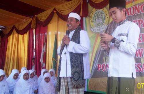 Kiai Taufiq dan anaknya, Rizqi Al-Mubarok yang hafal Alquran 30 juz. (ft:abdurrahman ubaidah/BANGSAONLINE)