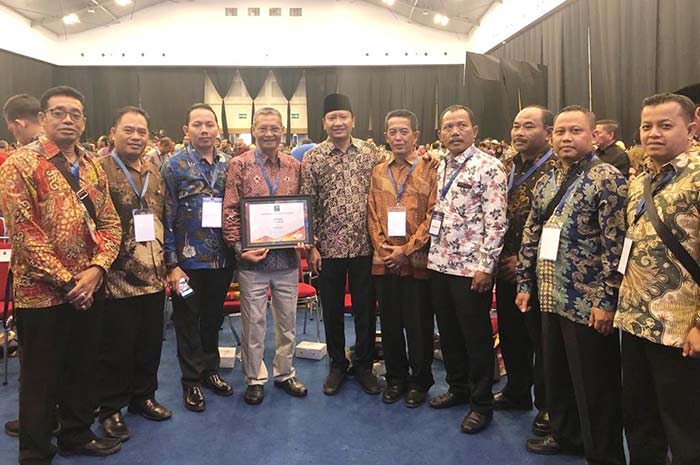 Bupati Pasuruan saat foto bersama usai menerima penghargaan dari Presiden RI.