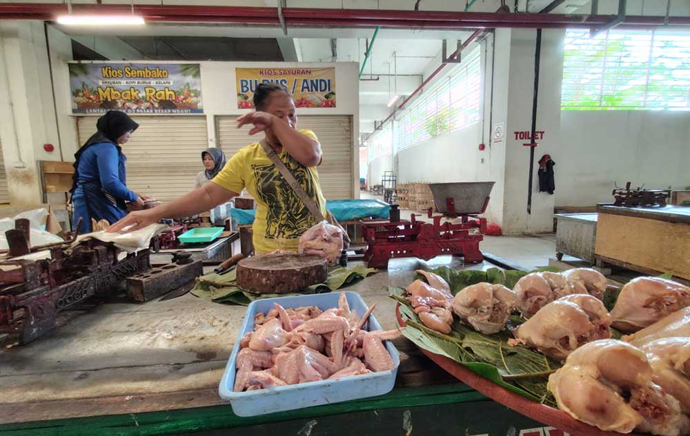 Penjual daging ayam di Pasar Besar Ngawi sedang menunggu pelanggan.