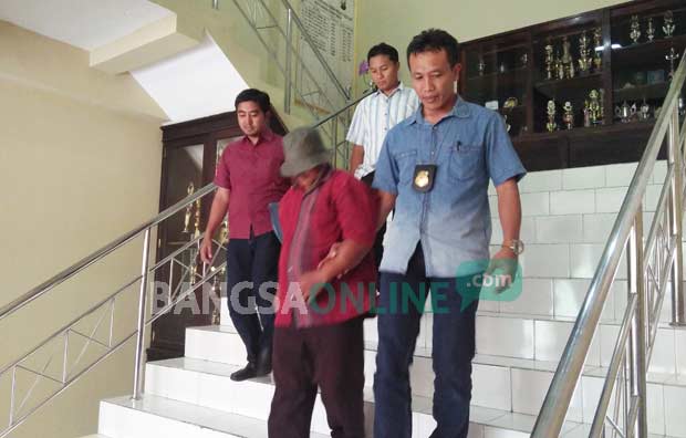 Handoko saat dibawa ke Mapolres Blitar. foto: AKINA/ BANGSAONLINE