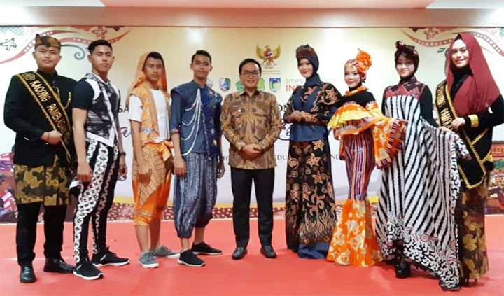 Herdyanto Wijaya (tengah, batik cokelat) saat juara dalam salah satu lomba. Sekilas, wajahnya mirip Bupati Pamekasan Baddrut Tamam. foto: YEYEN/ BANGSAONLINE