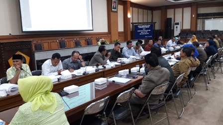 Pansus LKPJ DPRD Gresik saat menggelar hearing dengan SKPD.
