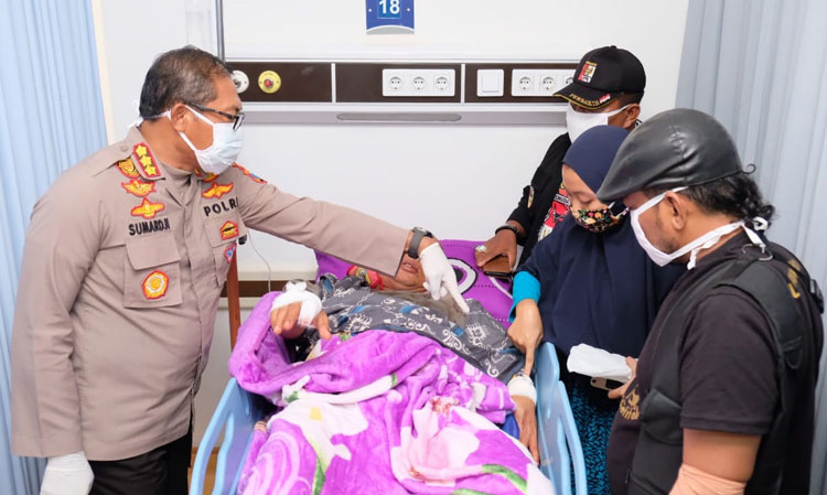 Kapolresta Sidoarjo Kombes Pol Sumardji menjenguk korban curas di RSUD Sidoarjo. Juragan beras ini dirampok di Jabon hingga uang Rp 130 juta yang baru saja diambilnya melayang.