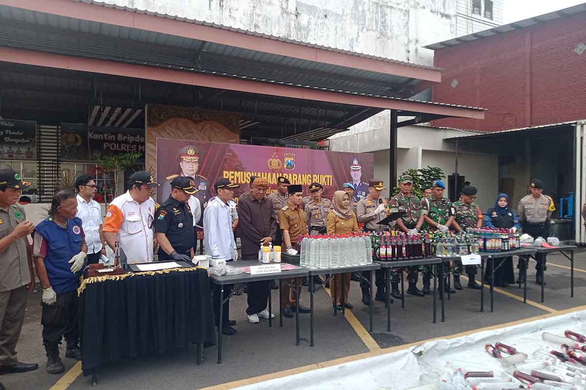 Polres Mojokerto Kota bersama Forkopimda dalam pemusnahan barang bukti hasil tangkapan selama Operasi Pekat Semeru 2023. 