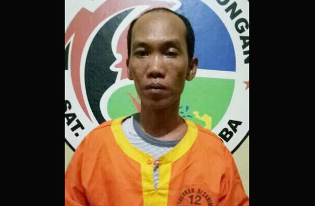 Tersangka Katjong usai diperiksa petugas Satreskoba Polres Lamongan.