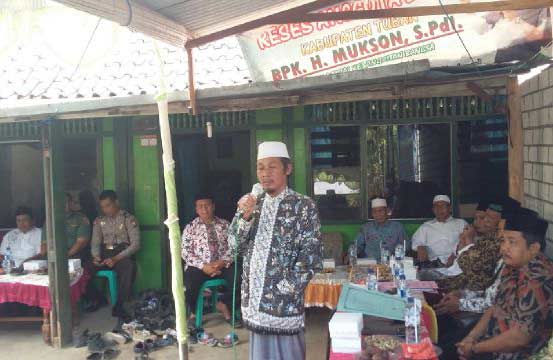 KH Sholeh saat memberikan sambutan pada tamu undangan dalam acara pembagian beasiswa di kediaman Anggota DPRD Tuban, H. Mukhson di Desa Wanglu Kulon, Kecamatan Senori, Tuban. foto: suwandi/BANGSAONLINE