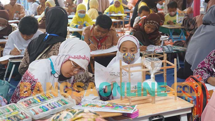 Para siswa saat mengikuti lomba menggambar dan mewarnai Damar Kurung. Foto: SYUHUD/BANGSAONLINE