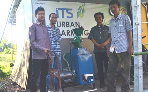 FOR-EGGS. Alat pengolah limbah cangkang telur menjadi water soluble calcium karya mahasiswa FTI ITS. (foto: rochmatun nisa/BANGSAONLINE)