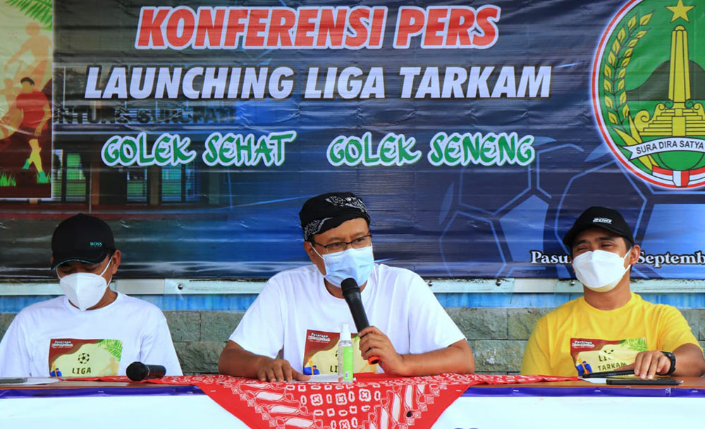 Wali Kota Pasuruan Saifullah Yusuf saat menggelar jumpa pers bersama Wawali Adi Wibowo dan perwakilan Askot PSSI Kota Pasuruan terkait gelaran Liga Tarkam 2021, di Stadion Untung Soeropati Kota Pasuruan, Senin (13/9/2021).