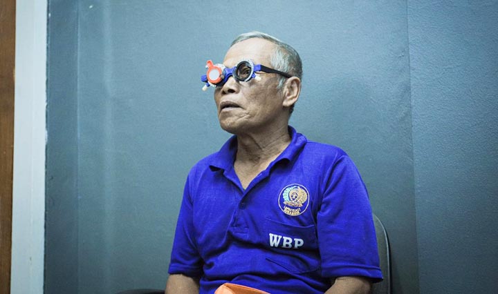 Salah satu WBP Lapas Porong saat mengikuti screening mata.