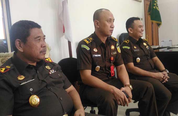 Dari kiri, Amran Lakoni (Kajari), Rahmat Wahyu (Kasi Pidsus), dan Arif Kurniawan (Kasi Intel) saat ditemui di ruang kerjanya, Selasa (8/5). foto: Iwan Irawan/ BANGSAONLINE
