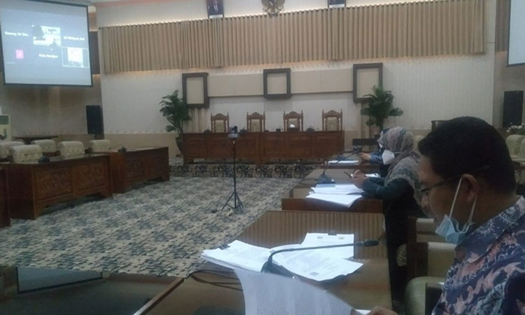 Bapemperda DPRD Banyuwangi menggelar rapat kerja internal yang dilaksanakan secara virtual terbatas membahas naskah akademik (NA) dan draf awal rancangan peraturan daerah (raperda) tentang kesehatan lingkungan. (foto: ist)